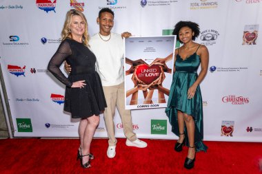 Yapımcı Nicole Mendez, Aktör Gordon James Jr., Aktör Kiana Nicole Washington, Los Angeles Güzel Sanatlar Tiyatrosu 'ndaki Noel Zinciri Prömiyeri' ne katıldı.