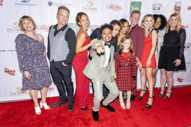 Christmas Chain Cast 13 Kasım 2024 'te Los Angeles Güzel Sanatlar Tiyatrosu' ndaki Noel Zinciri 'ne katıldı.