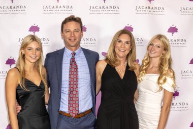 Avukat Kelly Simpson ve ailesi Jacaranda Vakfı 'nın Londra Batı Hollywood Oteli, Los Angeles, CA, 17 Kasım 2024' teki 2024 Yıllık Galası ve Yemeği 'ne katılıyor.