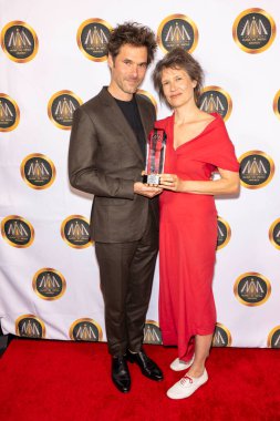 Müzisyenler Clment Ducol, müzisyenler Bernie Taupin ve Camille 2024 AVALON Hollywood ve Bardot Medya Ödülleri 'ne katıldılar.