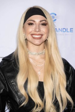 Aktris Gigi Gustin, Trick Candle Prodüksiyon 'a katılıyor Los Angeles Premiere' in Harmony Gold Tiyatrosu 'ndaki 