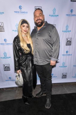 Aktris Gigi Gustin, Yapımcı Michael P. Call, Los Angeles 'taki Harmony Gold Theater, Los Angeles, CA, 2 Aralık 2024' te Los Angeles Premiere 'in 