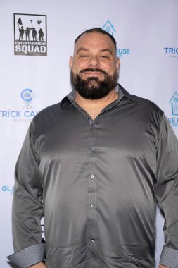 Yapımcı Michael P. Call, Trick Candle Prodüksiyon 'a katılıyor. Los Angeles Premiere, Harmony Gold Theater, Los Angeles' ta. 2 Aralık 2024.