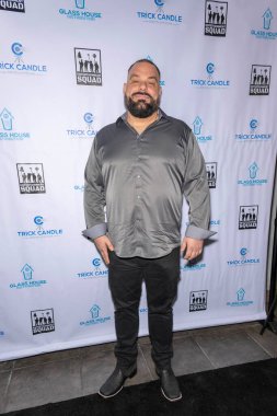 Yapımcı Michael P. Call, Trick Candle Prodüksiyon 'a katılıyor. Los Angeles Premiere, Harmony Gold Theater, Los Angeles' ta. 2 Aralık 2024.