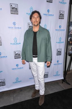 Film yapımcısı Alan Dennis, Trick Candle Prodüksiyon 'a katılıyor. Los Angeles Premiere, Harmony Gold Theater, Los Angeles' ta 