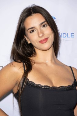 Aktris Teddy Moutinho, Trick Candle Prodüksiyon 'a katılıyor Los Angeles Premiere' in Harmony Gold Theater, Los Angeles 'ta 