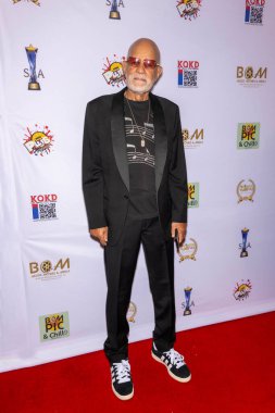 Eski Radyo Kişiliği Dewey Hughes, Londra Batı Hollywood Oteli 'nde The Spirit of Independence Ödülleri' ne katılıyor.