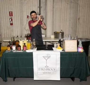 Bu İnsanlık ve Pop Drop Projesi ile ilgili. Los Angeles, Los Angeles, CA, 8 Aralık 2024 'te düzenlenen yıllık tatil festivalini sunar.