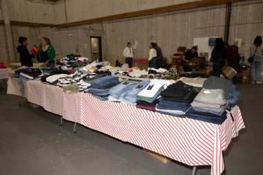 Bu İnsanlık ve Pop Drop Projesi ile ilgili. Los Angeles, Los Angeles, CA, 8 Aralık 2024 'te düzenlenen yıllık tatil festivalini sunar.