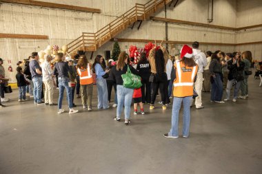 Bu İnsanlık ve Pop Drop Projesi ile ilgili. Los Angeles, Los Angeles, CA, 8 Aralık 2024 'te düzenlenen yıllık tatil festivalini sunar.