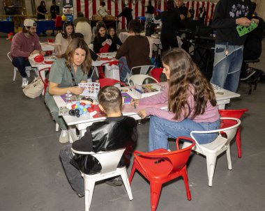 Bu İnsanlık ve Pop Drop Projesi ile ilgili. Los Angeles, Los Angeles, CA, 8 Aralık 2024 'te düzenlenen yıllık tatil festivalini sunar.