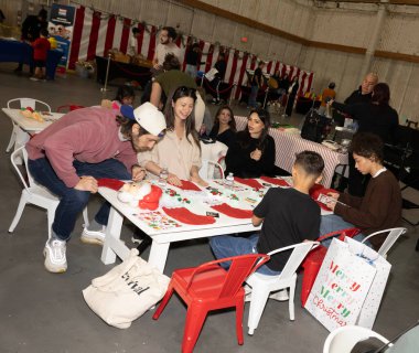 Bu İnsanlık ve Pop Drop Projesi ile ilgili. Los Angeles, Los Angeles, CA, 8 Aralık 2024 'te düzenlenen yıllık tatil festivalini sunar.