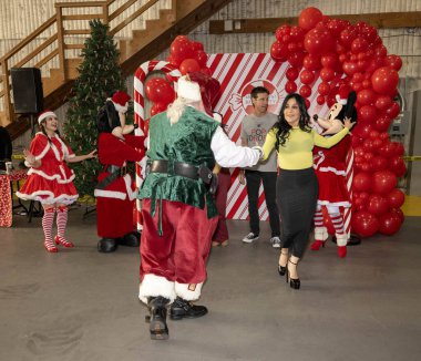 Bu İnsanlık ve Pop Drop Projesi ile ilgili. Los Angeles, Los Angeles, CA, 8 Aralık 2024 'te düzenlenen yıllık tatil festivalini sunar.