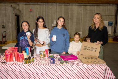 Bu İnsanlık ve Pop Drop Projesi ile ilgili. Los Angeles, Los Angeles, CA, 8 Aralık 2024 'te düzenlenen yıllık tatil festivalini sunar.