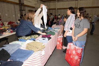 Bu İnsanlık ve Pop Drop Projesi ile ilgili. Los Angeles, Los Angeles, CA, 8 Aralık 2024 'te düzenlenen yıllık tatil festivalini sunar.