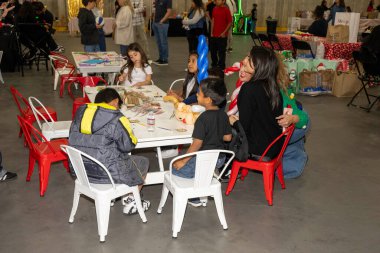 Bu İnsanlık ve Pop Drop Projesi ile ilgili. Los Angeles, Los Angeles, CA, 8 Aralık 2024 'te düzenlenen yıllık tatil festivalini sunar.