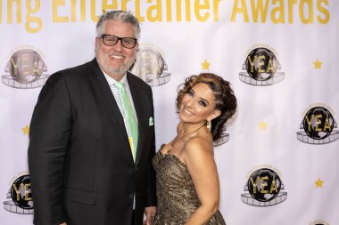 Yazar Yönetmen Robert Aguilar Jr., Genç Eğlence Ödülleri Başkanı Alitzah Wiener, 18 Ocak 2025 'te El Portal Tiyatrosu' nda düzenlenen 9.