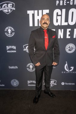 İtfaiyeci Eric Gonzalez Grammy Öncesi Eğlence 'nin Gravitas Beverly Hills' teki Global Affair Benefit Galası 'na katılıyor.