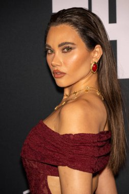 Model / Aktris Courtney Lynn Stark Gravitas Beverly Hills, Los Angeles, CA, 1 Şubat 2025 'teki Grammy öncesi yardım galasına katılıyor.