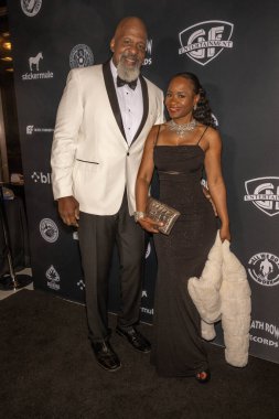 Köy ulusunun kurucusu Fluke Fluker ve eşi Darnique Godfather Entertainment Grammy 'nin 2025 Gravitas Beverly Hills, Los Angeles' taki The Global Affair Benefit Gala 'sını sunar.