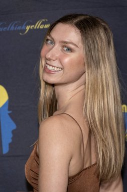 Aktris / Yapımcı Isabella Blake Thomas, Los Angeles, CA, 15 Şubat 2025 tarihli Şölen Salonu 'ndaki Büyükelçilerin açılış törenine (When Feeling Blue, Think Yellow) katılmaktadır.