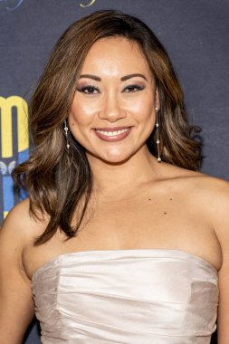 Büyükelçi Inductee / Girişimci Diana Nguyen, Monique Woolley Vakfı WFBTY 'ye katılır (Mavi Hissettiğinde, Sarı Düşün).