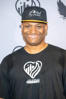 Yapımcı Michael Simpson JR, 22 Şubat 2025 'te Beehive Los Angeles, CA' da Dakar Vakfı ve SOLA Etkisi ile birlikte LA FiREHearts BENEFIT 'e katıldı.