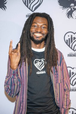 DJ Seth Smith, 22 Şubat 2025 'te Beehive Los Angeles' ta Dakar Vakfı ve SOLA Impact ile birlikte LA Fireheart 'a katıldı.