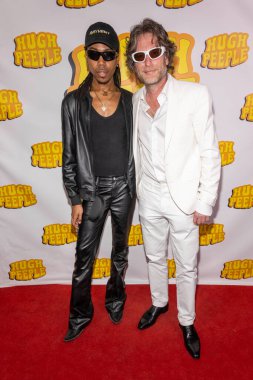 Girişimci Travis White, Hugh Peeple müzisyeni Nathan Cowles Hugh Peeple ve Travis White 'ın katıldığı Ziggy Oteli, Los Angeles, CA, 22 Şubat 2025