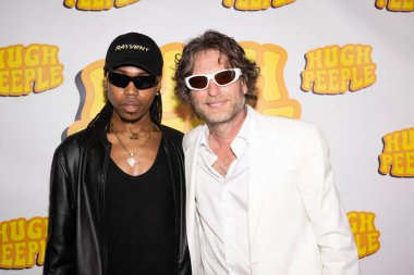 Girişimci Travis White, Hugh Peeple müzisyeni Nathan Cowles Hugh Peeple ve Travis White 'ın katıldığı Ziggy Oteli, Los Angeles, CA, 22 Şubat 2025