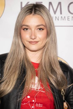 Aktris Hailey Fauchere, The Mint, Los Angeles, CA, 25 Şubat 2025 'te Key Elements PR ve KEMG Entertainment sunucularına katıldı.