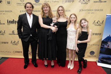 Yönetmen / Yapımcı Jonathan Baker, Jenny Baker Max, şarkıcı / aktris Trease Baker, aktris Sinna Baker, Tribeca Baker ile birlikte The Icons of Hollywood Oscar Viewing Soiree at Baker Manor, Los Angeles, CA, 22 Mart 2025