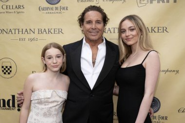 Aktris Sienna Baker, yönetmen / yapımcı Jonathan Baker, şarkıcı / aktris Trease Baker, The Icons of Hollywood Oscar Viewing Soiree at Baker Manor, Los Angeles, CA, 22 Mart 2025