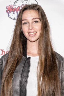 Komedyen Katie Frank, 10 Mart 2025 'te Hotel Ziggy, Los Angeles' ta Christine Peake 'in Arsız Peakey' in Komedi Gösterisine katıldı.