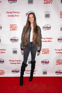 Komedyen Katie Frank, 10 Mart 2025 'te Hotel Ziggy, Los Angeles' ta Christine Peake 'in Arsız Peakey' in Komedi Gösterisine katıldı.