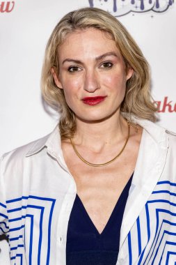 Aktris Nika Khitrova, 10 Mart 2025 'te Hotel Ziggy, Los Angeles' ta Christine Peake 'in Cheeky Peakey' s Comedy Show 'una katıldı.