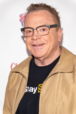 Komedyen / Aktör Tom Arnold 10 Mart 2025 'te Los Angeles, Ziggy Oteli' nde Christine Peake 'in Arsız Peakey' in Komedi Gösterisi 'ne katıldı.