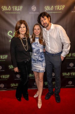 Sarah Cavallarro, Ania Klimowicz, Lorne Schussel, Los Angeles Güzel Sanatlar Tiyatrosu 'nda' Solo Trip 'filminin Los Angeles prömiyerine gitti.