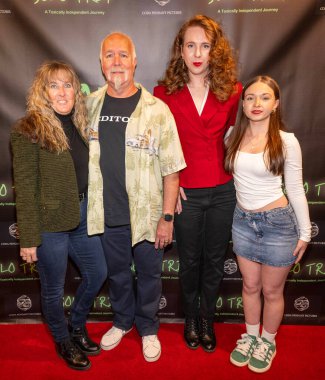 Stefanie Grant, David Grant, Preston Grant, Kiana Grant, Los Angeles Güzel Sanatlar Tiyatrosu 'ndaki' Solo Trip 'filminin Los Angeles prömiyerine katıldılar.