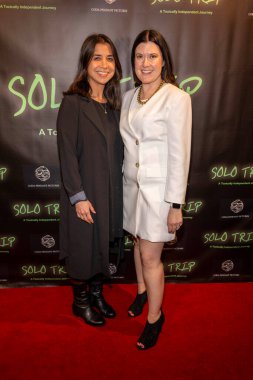 Yapımcı Emi Norris, Yapımcı Stefanie Todd, Los Angeles Güzel Sanatlar Tiyatrosu 'ndaki' Solo Trip 'filminin Los Angeles prömiyerine gitti.