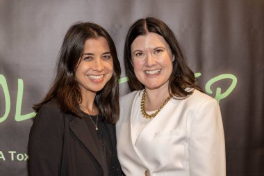 Yapımcı Emi Norris, Yapımcı Stefanie Todd, Los Angeles Güzel Sanatlar Tiyatrosu 'ndaki' Solo Trip 'filminin Los Angeles prömiyerine gitti.