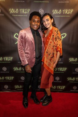 Aktör Gogo Lomo-David, Aktris Elise Dawson, Los Angeles Güzel Sanatlar Tiyatrosu 'ndaki' Solo Trip 'filminin Los Angeles prömiyerine gitti.