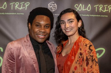 Aktör Gogo Lomo-David, Aktris Elise Dawson, Los Angeles Güzel Sanatlar Tiyatrosu 'ndaki' Solo Trip 'filminin Los Angeles prömiyerine gitti.