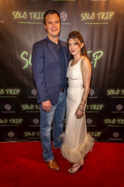 Chris Haman, Yapımcı / Yönetmen / Aktör Madeline Blue, Los Angeles Güzel Sanatlar Tiyatrosu 'nda' Solo Trip 'filminin Los Angeles prömiyerine katıldı.
