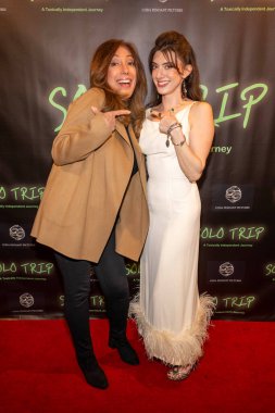 Yetenek Ajansı Jan Rosenthal, Yapımcı / Yönetmen / Aktör Madeline Blue Los Angeles 'ta Güzel Sanatlar Tiyatrosu' nda Solo Trip 'in galasına katıldı.