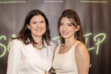 Yapımcı Stefanie Todd, Yapımcı / Yönetmen / Aktör Madeline Blue, Los Angeles Güzel Sanatlar Tiyatrosu 'nda' Solo Trip 'filminin Los Angeles prömiyerine katıldı.
