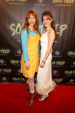 Aktör / Yapımcı Jenna C. Johnson, Yapımcı / Yönetmen / Aktör Madeline Blue, Los Angeles Güzel Sanatlar Tiyatrosu 'nda' Solo Trip 'filminin Los Angeles prömiyerine katıldı.