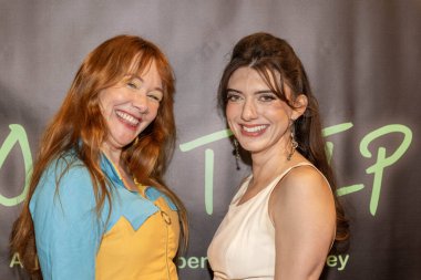 Aktör / Yapımcı Jenna C. Johnson, Yapımcı / Yönetmen / Aktör Madeline Blue, Los Angeles Güzel Sanatlar Tiyatrosu 'nda' Solo Trip 'filminin Los Angeles prömiyerine katıldı.