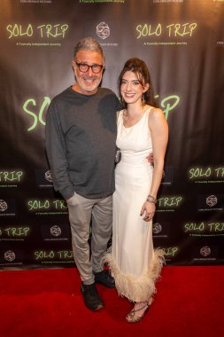 Yönetmen Gil Junger, Yapımcı / Yönetmen / Aktör Madeline Blue, Los Angeles Güzel Sanatlar Tiyatrosu 'ndaki' Solo Trip 'filminin Los Angeles prömiyerine 29 Mart 2025' te katıldı.