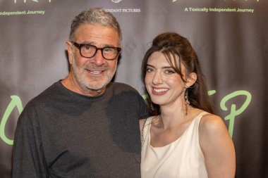 Yönetmen Gil Junger, Yapımcı / Yönetmen / Aktör Madeline Blue, Los Angeles Güzel Sanatlar Tiyatrosu 'ndaki' Solo Trip 'filminin Los Angeles prömiyerine 29 Mart 2025' te katıldı.